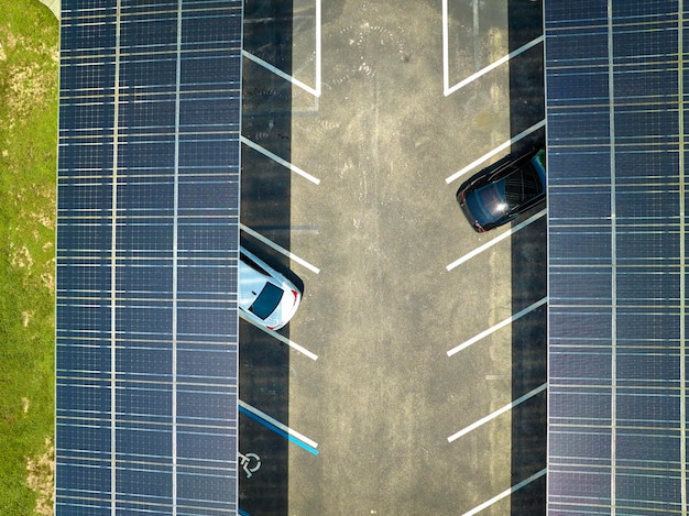 Panele słoneczne zainstalowane nad parkingiem dla zaparkowanych samochodów w celu efektywnego wytwarzania czystej energii
