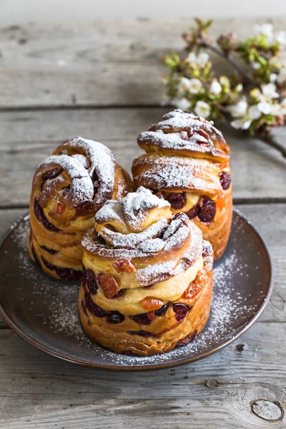 Panetone Kulich Craffin Na Podłoże Drewniane. Chleb Wielkanocny Kozunak. Skopiuj Koncepcję Przestrzeni.