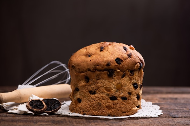 Panettone. Świeże włoskie ciasto świąteczne na stole