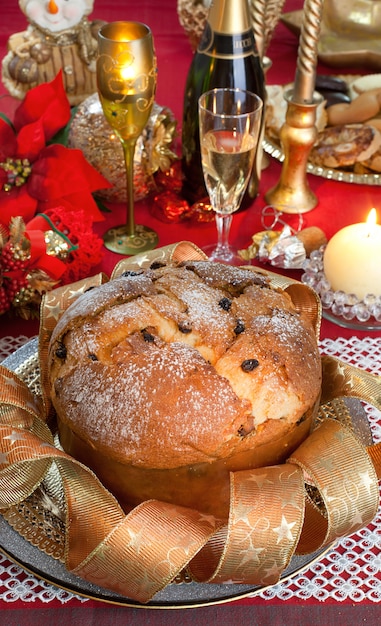 Panettone, tradycyjne włoskie ciasto świąteczne