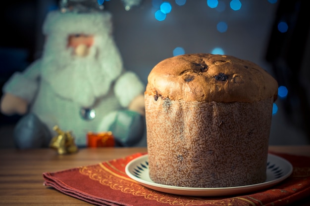 Panettone. Tradycyjny Włoski Deser Dla Bożych Narodzeń Z Chistimas Zaświeca Na Tle