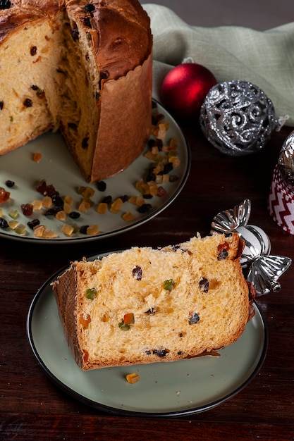 Panettone. Typowe ciasto owocowe podawane na Boże Narodzenie.