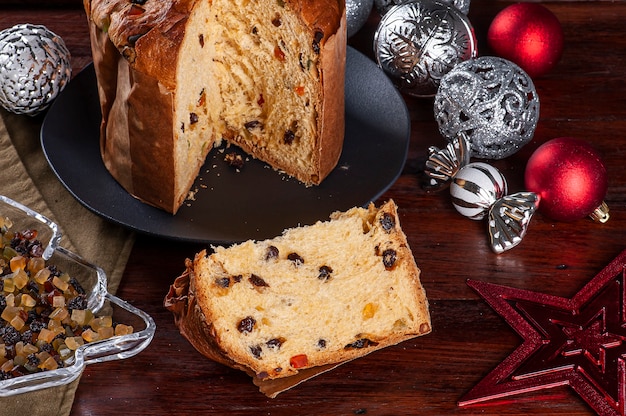 Panettone. Typowe ciasto owocowe podawane na Boże Narodzenie.