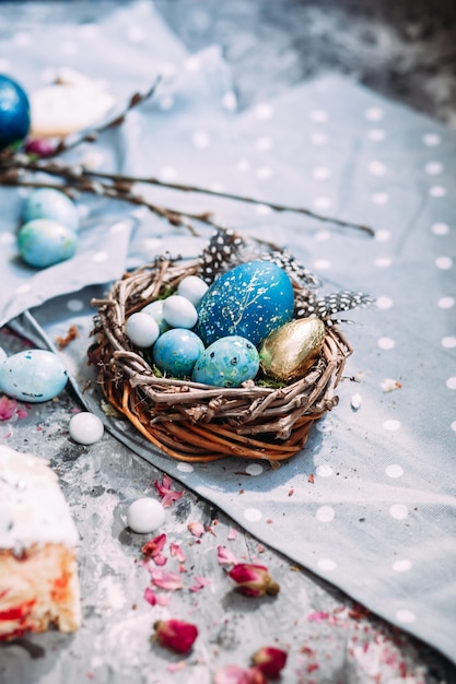 Zdjęcie panettone wielkanocne ciasto z bezą i dekoracją na stole