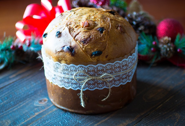 Panettone z owocami i świąteczną dekoracją