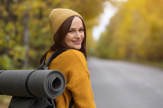 Pani czeka na auto jadące autostopem dookoła świata