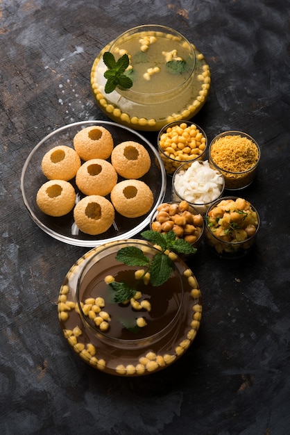 Pani Puri OR Golgappa to popularne indyjskie menu czatu, selektywne skupienie