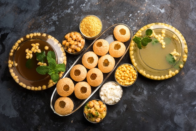 Pani Puri OR Golgappa to popularne indyjskie menu czatu, selektywne skupienie