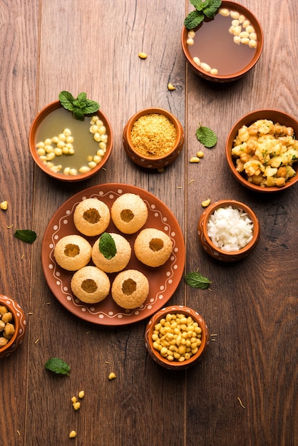 Pani Puri OR Golgappa to popularne indyjskie menu czatu, selektywne skupienie