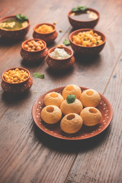 Pani Puri OR Golgappa to popularne indyjskie menu czatu, selektywne skupienie