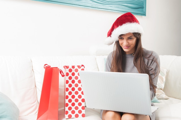 Pani robiąca świąteczne zakupy online z domu