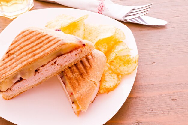 Panini na lunch z frytkami na boku.