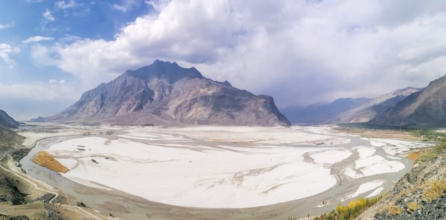 Paniramic widok pustynia z górami i rzeka Indus w Skardu, Pakistan.