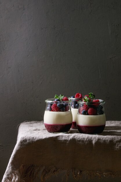 Panna cotta z jagodami