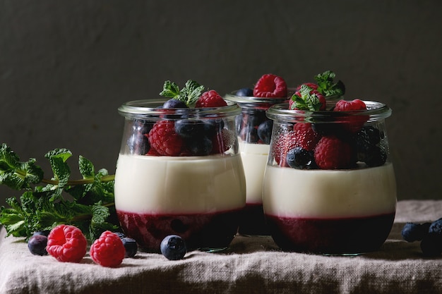 Panna cotta z jagodami