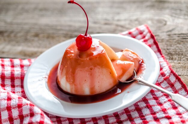 Panna cotta z sosem jagodowym i wiśnią maraschino