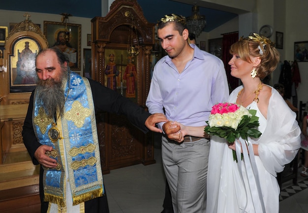 Panna młoda i goście na greckiej ceremonii ślubnej w kościele w Atenach Grecja
