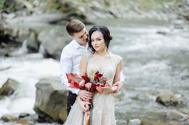 Panna młoda i pan młody Ceremonia ślubna w pobliżu górskiej rzeki