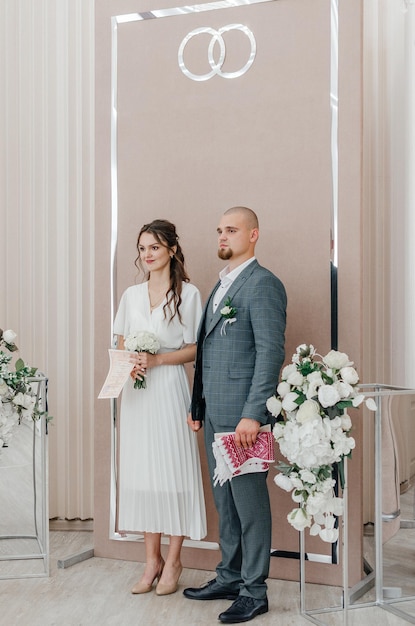 Zdjęcie panna młoda i pan młody na ceremonii ślubnej