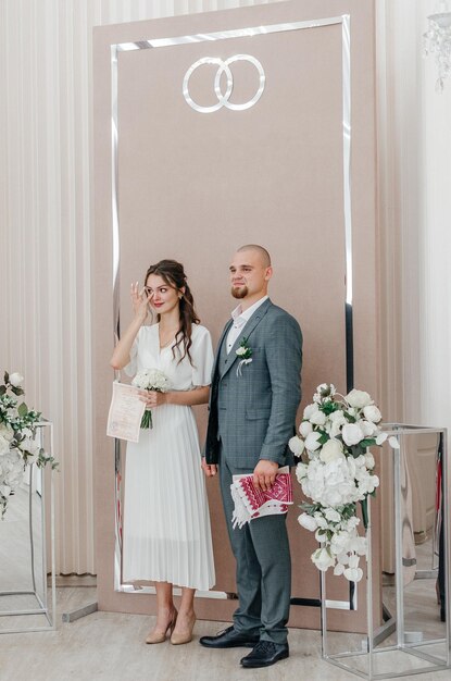 Zdjęcie panna młoda i pan młody na ceremonii ślubnej