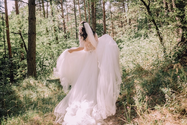 Panna młoda w lesie prowadzi działalność wspaniała suknia ślubna