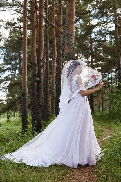 Panna Młoda Z Długim Haira Bukietem Kwiaty W Jej Rękach