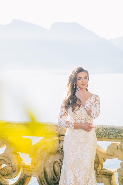Panna młoda z welonem i białą suknią ślubną w willi Balbianello nad jeziorem Como we Włoszech