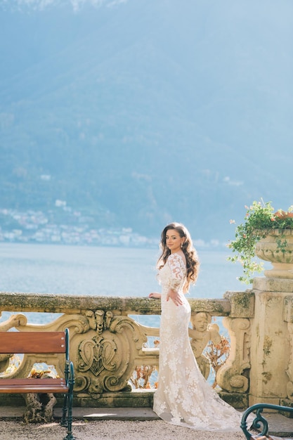 Panna młoda z welonem i białą suknią ślubną w willi Balbianello nad jeziorem Como we Włoszech