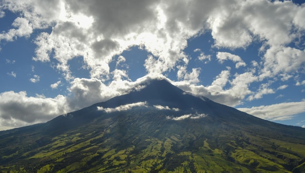 Panorama aktywnego wulkanu Tungurahua w Ekwadorze na wysokości ponad 5000 metrów