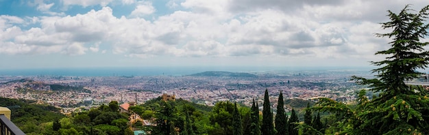 Panorama Barcelony I Morza Z Góry Tibidabo W Pochmurny Dzień