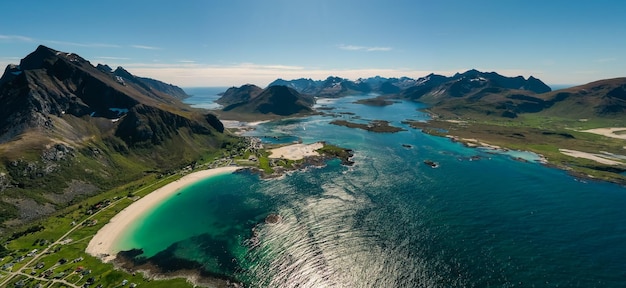 Panorama Beach Lofoty To Archipelag W Okręgu Nordland W Norwegii. Znany Jest Z Charakterystycznej Scenerii Z Dramatycznymi Górami I Szczytami, Otwartym Morzem I Osłoniętymi Zatokami, Plażami