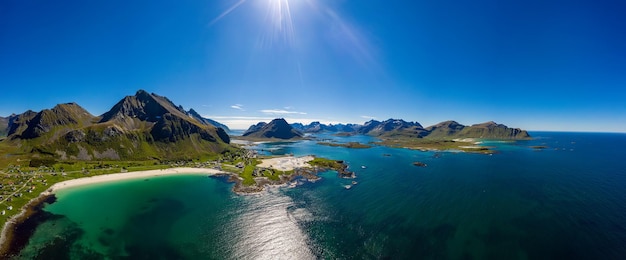 Panorama Beach Lofoty to archipelag w okręgu Nordland w Norwegii. Znany jest z charakterystycznej scenerii z dramatycznymi górami i szczytami, otwartym morzem i osłoniętymi zatokami, plażami