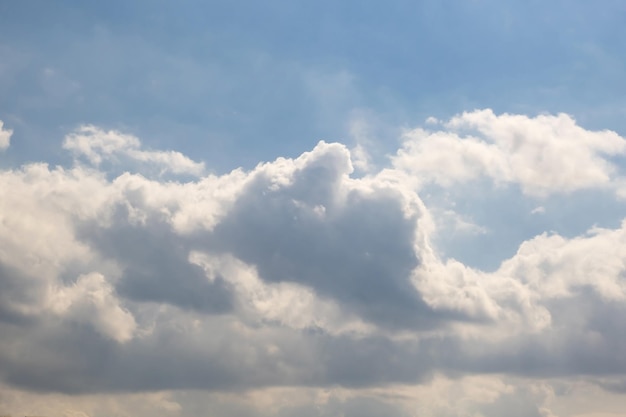 Panorama błękitnego nieba z pięknymi chmurami do wymiany nieba