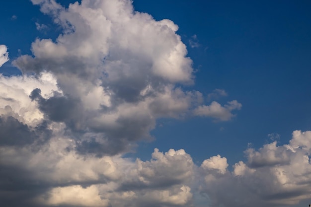 Panorama błękitnego nieba z pięknymi chmurami do wymiany nieba