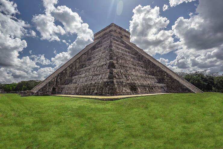 Zdjęcie panorama boczna z kompleksem archeologicznym piramida chichen itza