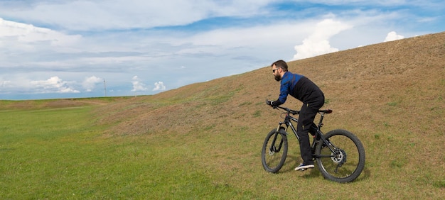 Panorama Brodaty Rowerzysta Górski Jeździ Po Górach Na Tle Pięknego Nieba