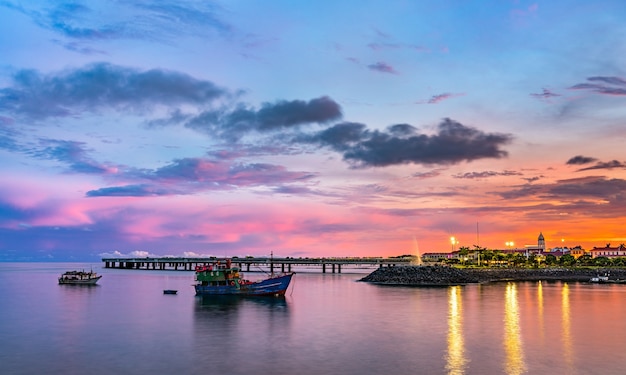 Panorama Casco Viejo, zabytkowej dzielnicy Panama City o zachodzie słońca. Światowe dziedzictwo UNESCO w Ameryce Środkowej