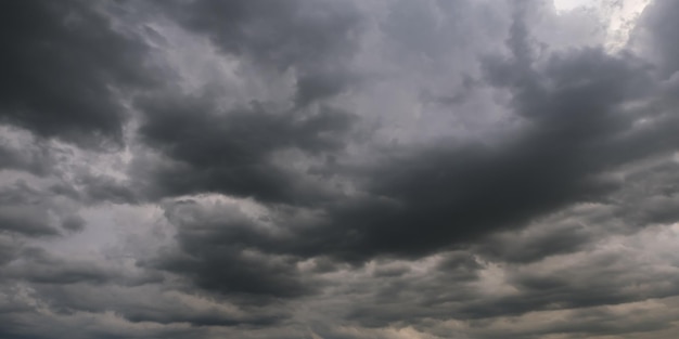 Panorama czarnego nieba z burzowymi chmurami z przodu grzmot