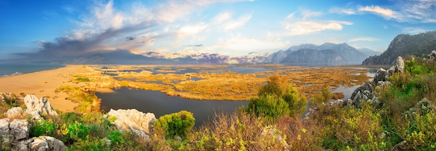 Panorama delty rzeki Dalyan po południu. Dalyan, Mugla, Turcja