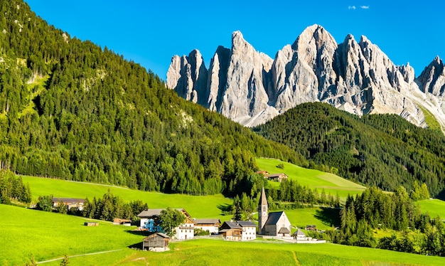 Panorama dolomitów z kościołem w santa maddalena we włoszech