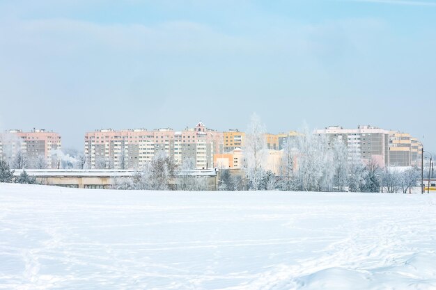 Panorama dzielnicy mieszkalnej miasta w słoneczny zimowy dzień z drzewami szronowymi