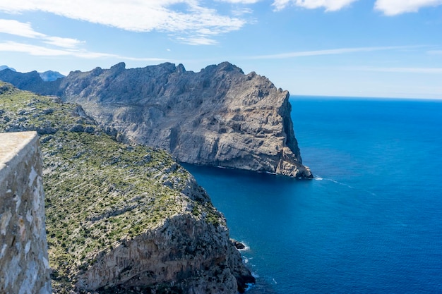 Panorama, Formentor nad Morzem Śródziemnym na Ibizie w Hiszpanii, scena wakacyjna i letnia