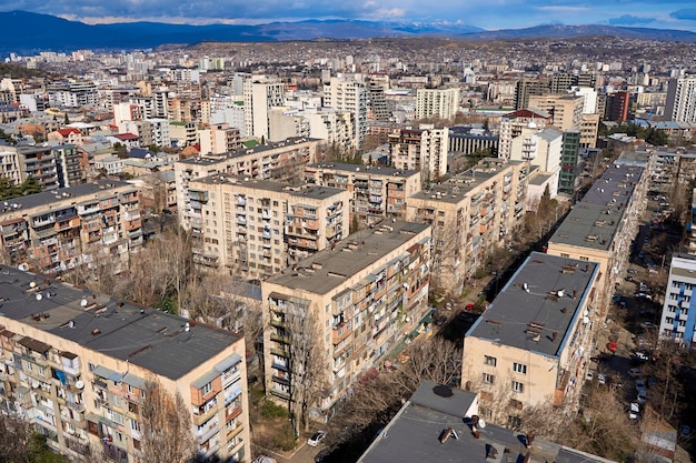 Panorama gęsto zaludnionego miasta Krajobraz miasta Tbilisi z góry