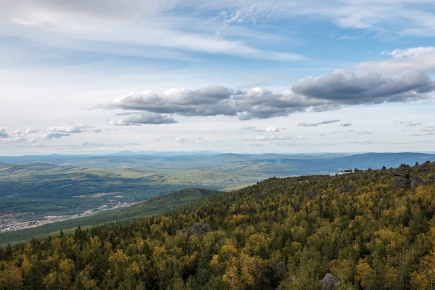 Panorama gór scen w parku narodowym Kachkanar, Rosja, Europa. Pochmurna pogoda, dramatyczne błękitne niebo, daleko zielone drzewa