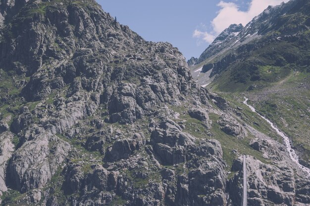 Panorama gór sceny na trasie Trift Bridge w parku narodowym Szwajcaria, Europa. Dramatyczne pochmurne niebo i słoneczny letni krajobraz