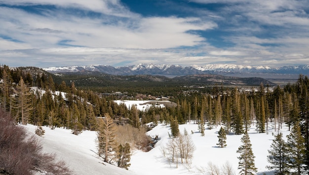 Panorama gór Sierra Nevada i jezior Mammoth