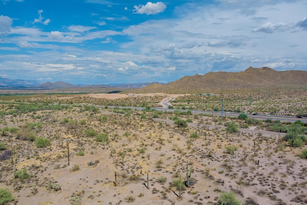 Panorama gór skalnych z lotu ptaka na wysokiej pustyni pośrodku autostrady w arizona