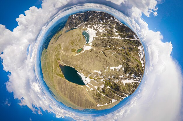 Panorama Górska Z Bezśnieżnym Rdzeniem, Poniżej Czystego Niebieskiego Jeziora. Panoramiczne Miasto 360 Strzał