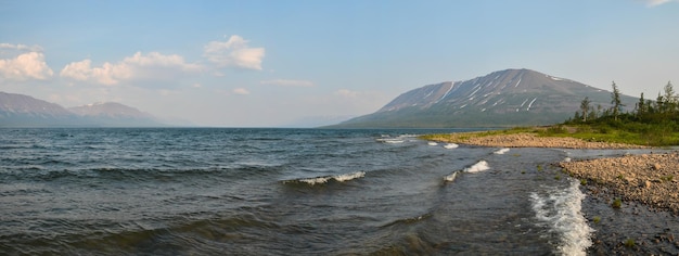 Panorama górskiego jeziora na płaskowyżu Putorana