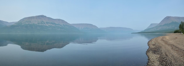 Panorama górskiego jeziora na płaskowyżu Putorana